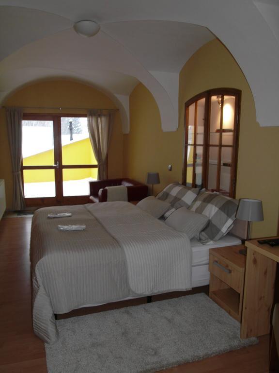 Apartments And Suites كرمنيتسا الغرفة الصورة