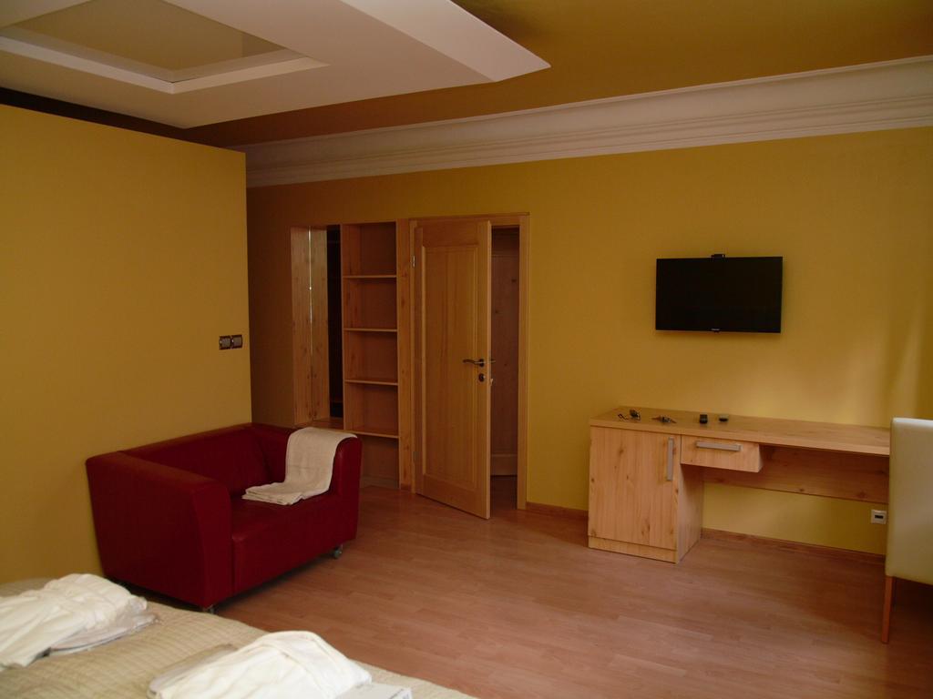 Apartments And Suites كرمنيتسا الغرفة الصورة